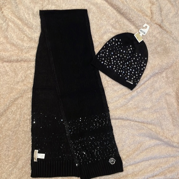 Michael Kors Scarf & Hat - Picture 1 of 4